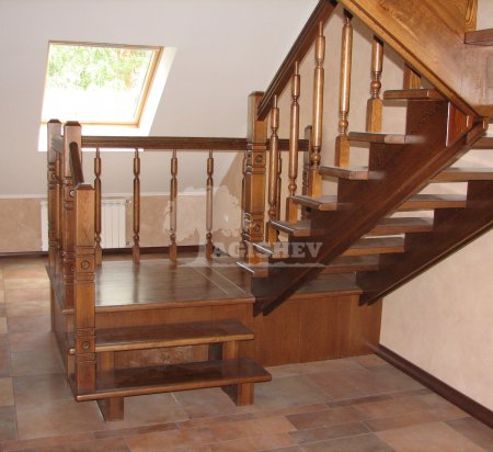 Дубовая лестница с двумя косоурами на чердак