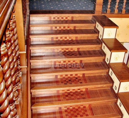 Большая парадная лестница с мозаикой из дерева
