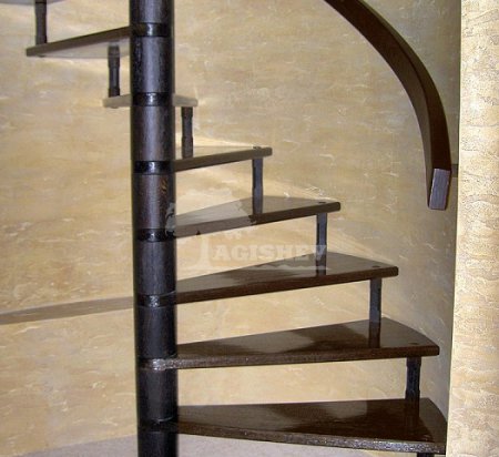 Винтовая лестница в подвал с косоуром из трубы